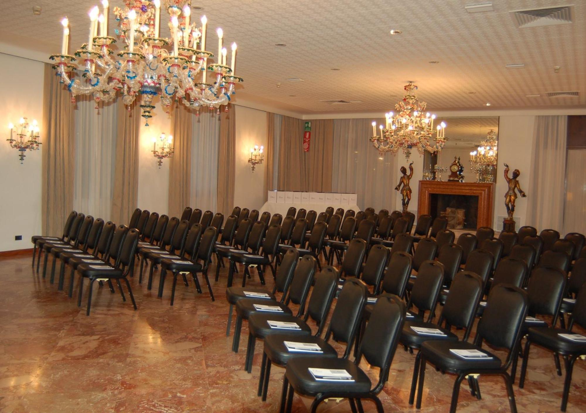 Astoria Hotel Italia Udine Bagian luar foto